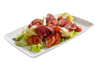 Salade verte, tomates, jambon, emmental, olives<br>
Servie avec petit pain et sauce vinaigrette.